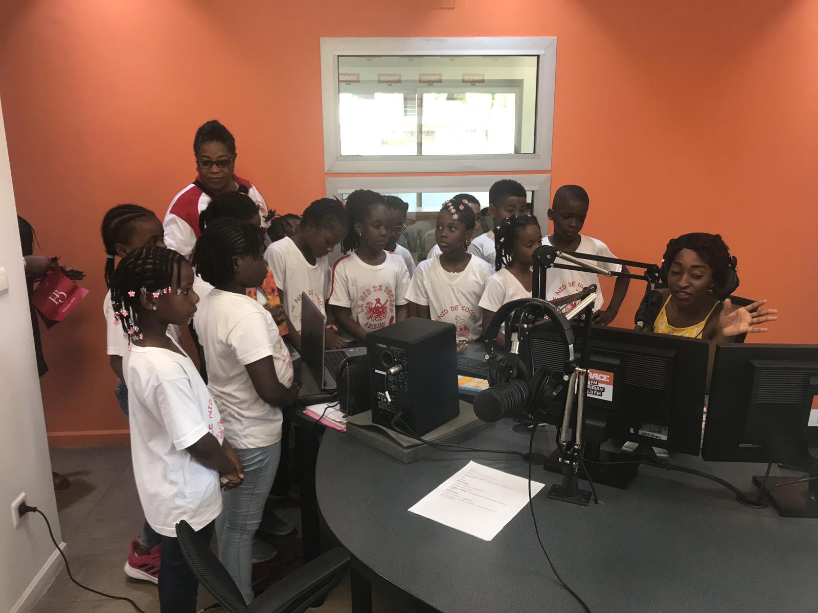 Visite des élèves à la radio Trace FM dans le cadre du projet Web Radio