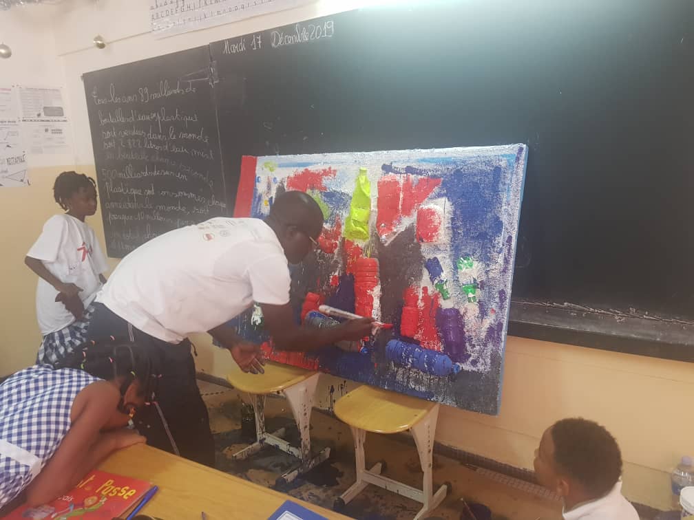 Les élèves de CE2 adoptent un comportement éco responsable avec le peintre Mayango.