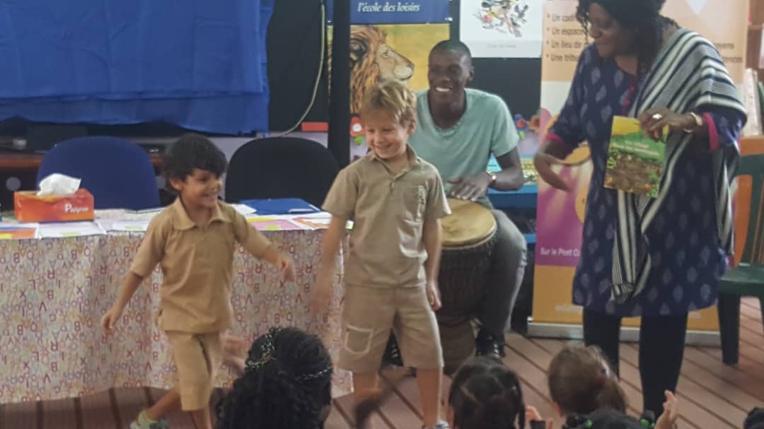 Rencontre des élèves de CP avec Mariame Gba, auteure de livres pour enfants.